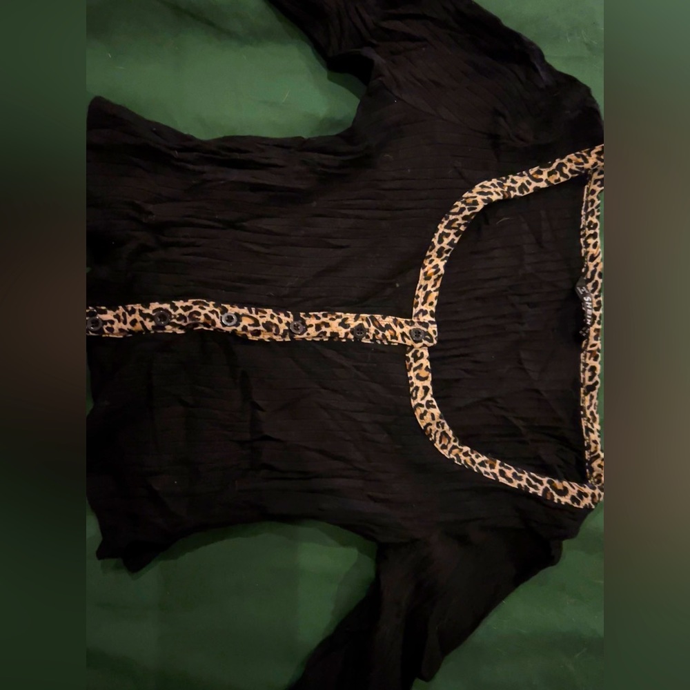 Black cropped long sleeve with cheetah print hem -shein